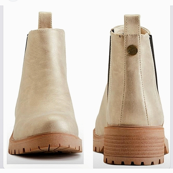 New w/Box Seven7 Billie Faux Leather Gold Chelsea Ankle Booties Size 6 - Picture 8 of 8